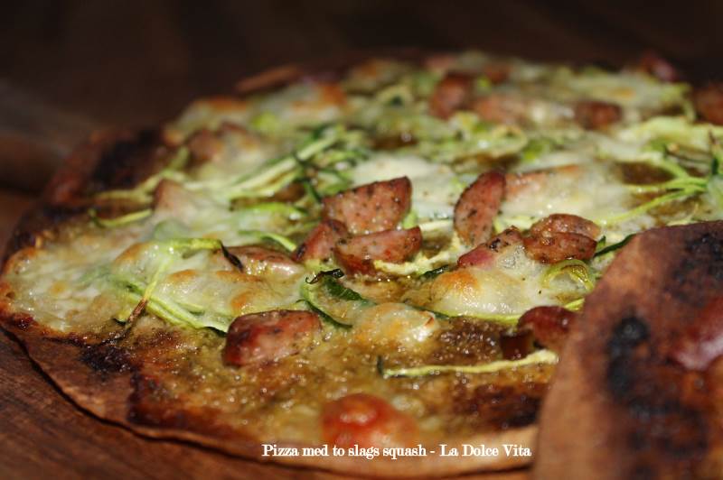 Pizza med to slags squash - La Dolce Vita