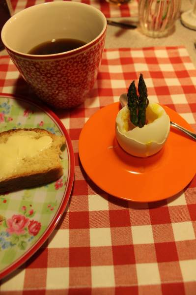 Blødkogt æg med asparges