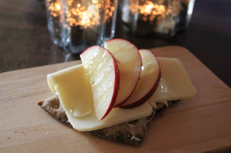 Knækbrød med ost og æble